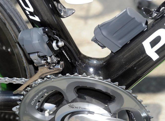 Сочетание батареи и специального переднего переключателя Di2 выделяет велосипеды команды Sky.
